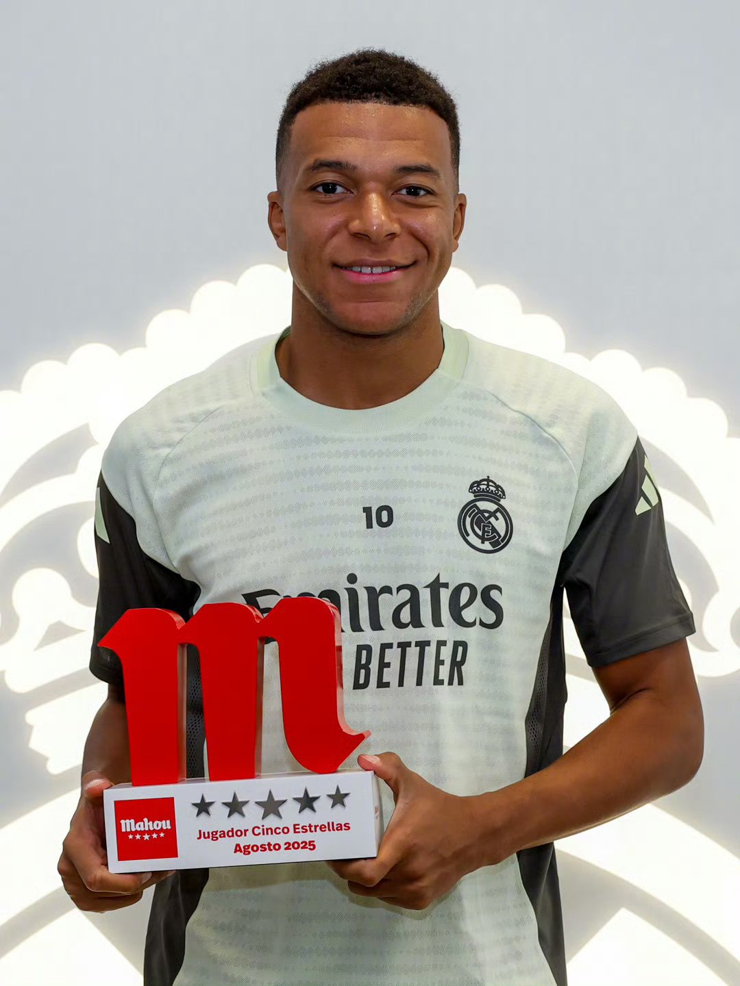 关于姆巴佩新星重要助攻表现突出，G2前途光明！观众掌声雷动的信息