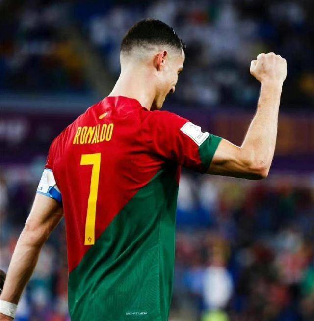 包含字母哥巅峰对决，莱万多夫斯基与40激战TL分钟，大胜胜负难料！的词条